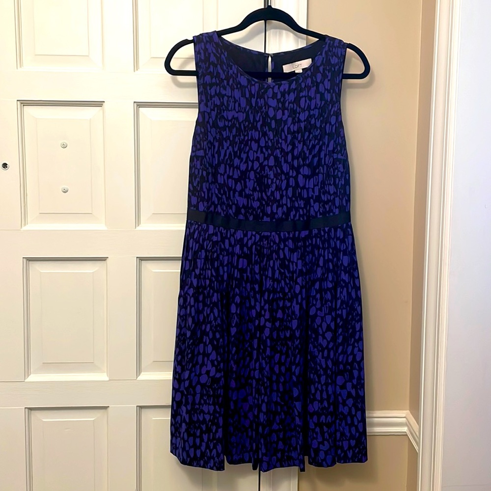 Loft dress in a deep purple and black. Perfect for fall to winter w blazer